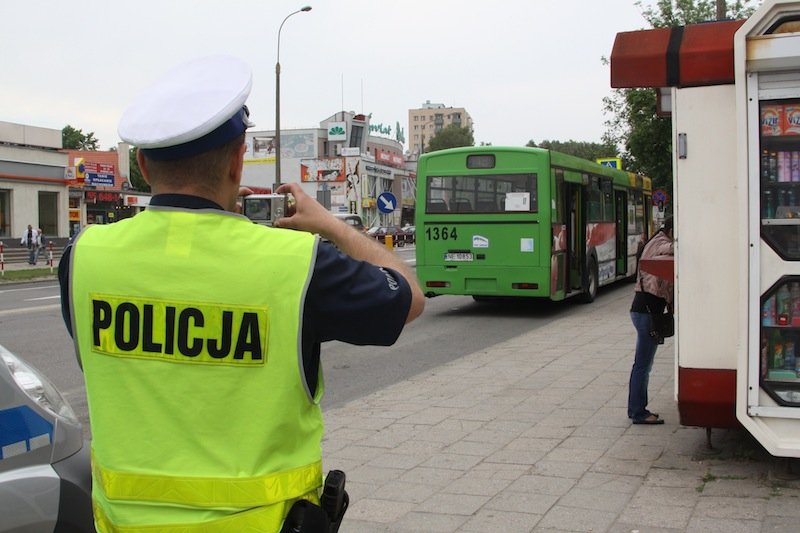 Pijany wpadł pod autobus na 12 Lutego