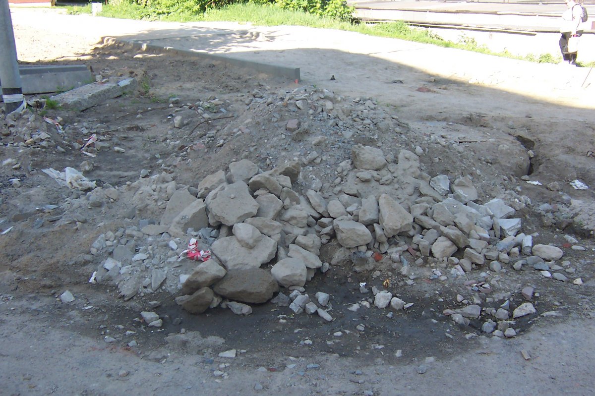 Czytelnik pyta: Kiedy wreszcie ktoś sprzątnie gruz na ulicy Traugutta !?