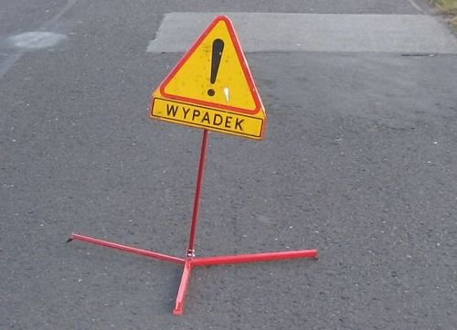 Groźny wypadek pod Pasłękiem. Kierowca i pasażer wypadli z auta