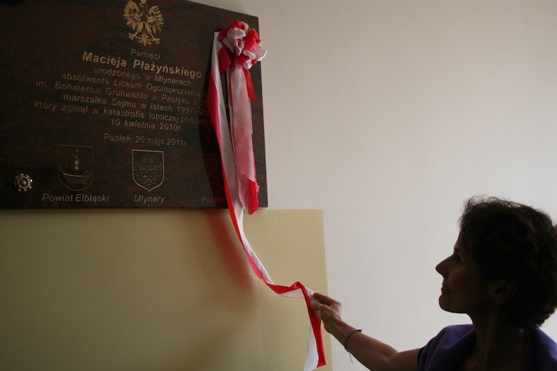 Był dumny, że skończył tę szkołę. Odsłonięto tablicę ku czci Macieja Płażyńskiego