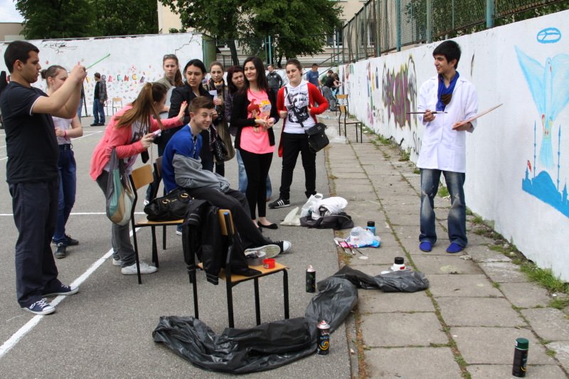 Człowiek nie jest ścianą. Uczniowie o szkolnej agresji