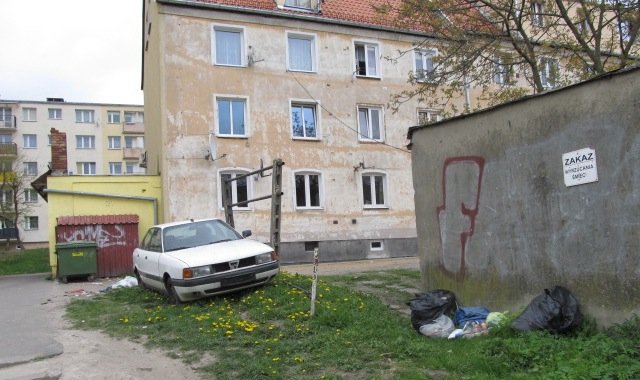 Śmieci lądują na podwórku. Małe wysypisko na Próchnika