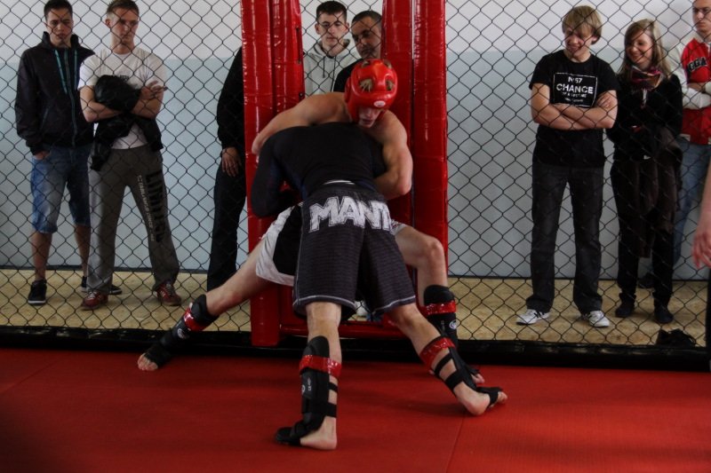 Początkujący zawodnicy MMA walczyli w Elblągu. Zdjęcia!