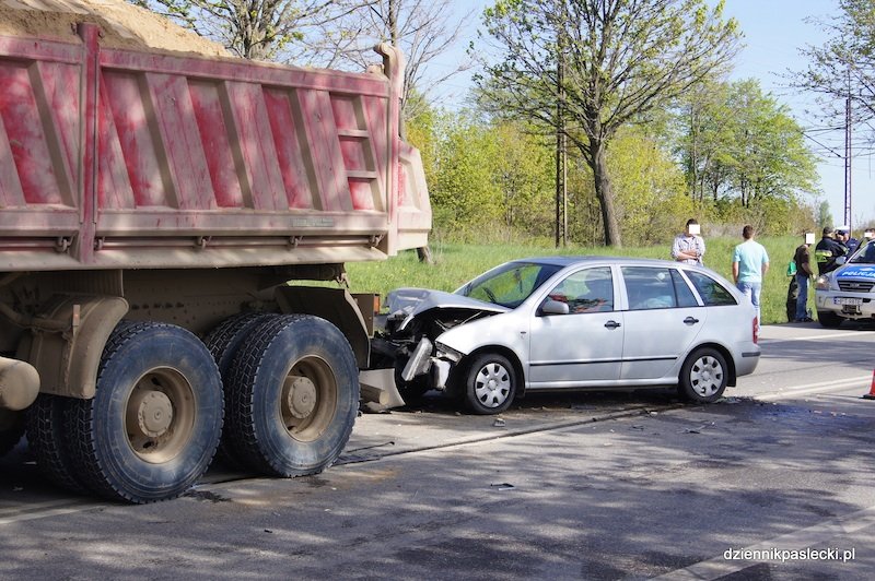 Skoda uderzyła w ciężarówkę. 