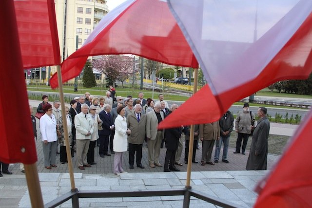 Elbląska Lewica złożyła kwiaty pod Pomnikiem Odrodzenia   