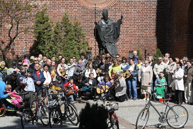 Gitarzyści zagrali Barkę dla Jana Pawła II