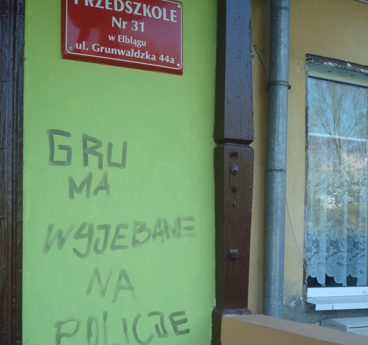 Obsmarowali mury przedszkola wulgarnymi napisami