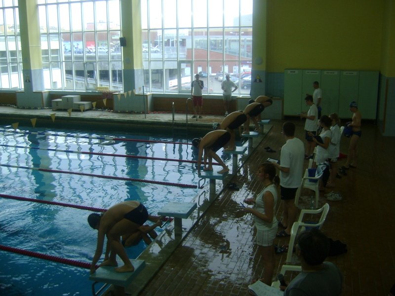 Doping kibiców zagłuszał gwizdki startowe. Elbląska Wiosna Pływacka po raz piąty