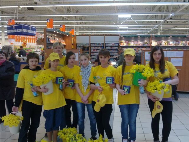 Uczniowie SP 19 kwestowali na rzecz kampanii Żonkilowe Pola Nadziei