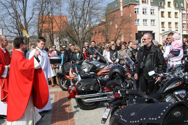 Ostra jazda przed katedrą. Motocykliści rozpoczęli sezon