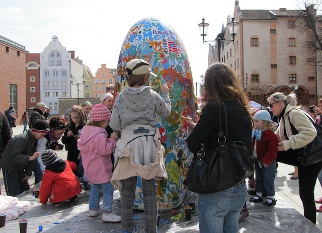 Pomalowali wspólnie wielką elbląską pisankę