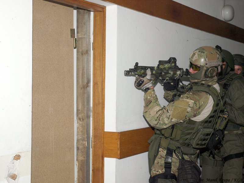 Antyterroryści urządzili obławę w Elblągu. Świadek: padły strzały
