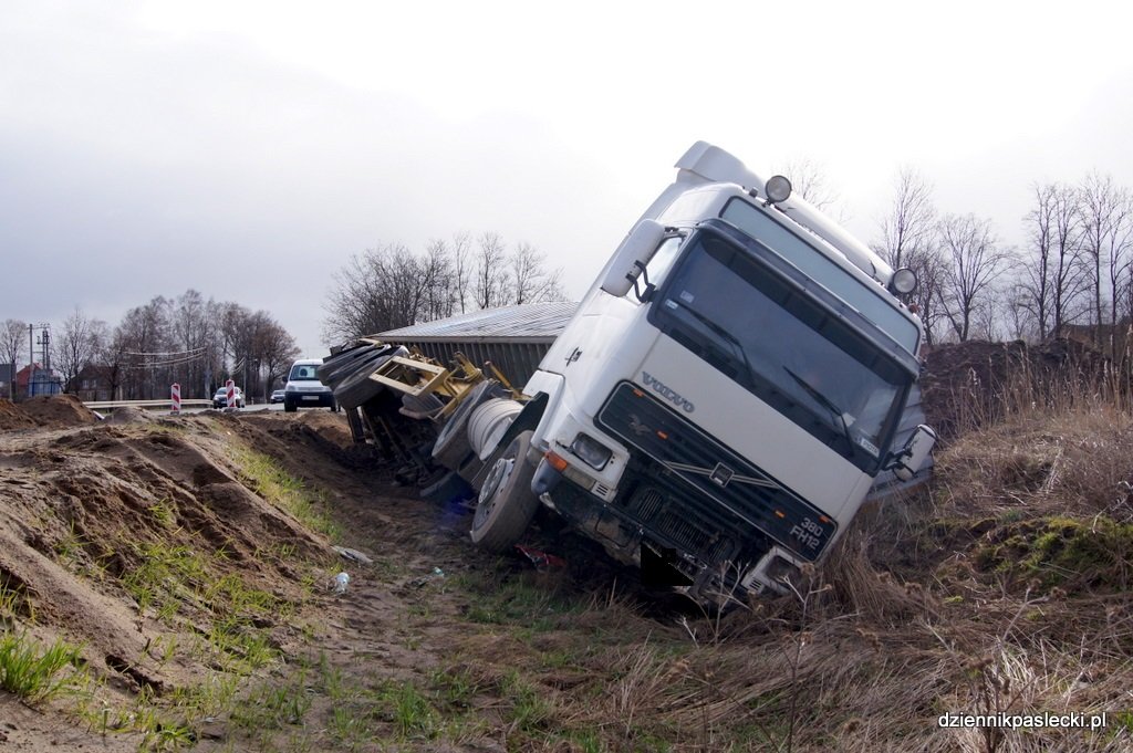 Tir wypadł z drogi. Przez silny wiatr?