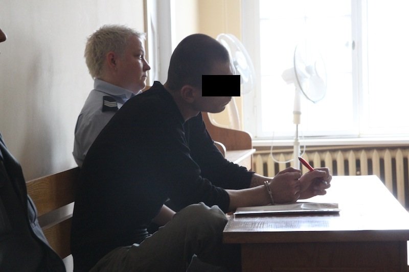 Tłok, robale, brak wentylacji w celi... Żąda 100 tysięcy złotych