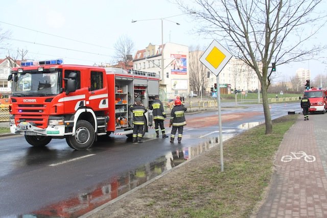 Usuwali plamę oleju na płk. Dąbka. Były utrudnienia w ruchu