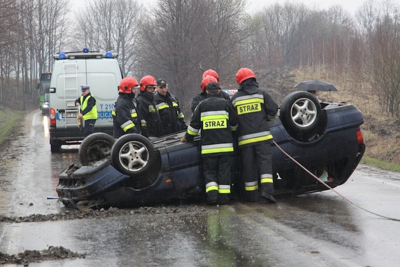 Na zakręcie wypadł z drogi i dachował 