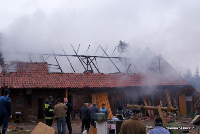 Nowa Wieś: Ogień strawił dach stolarni
