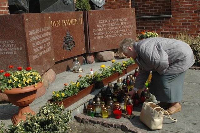 W rocznicę śmierci papieża elblążanie spotykają się przy pomniku