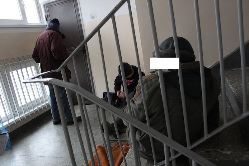 Bezdomni koczują w klatce. Spędzają sen z powiek. Dosłownie