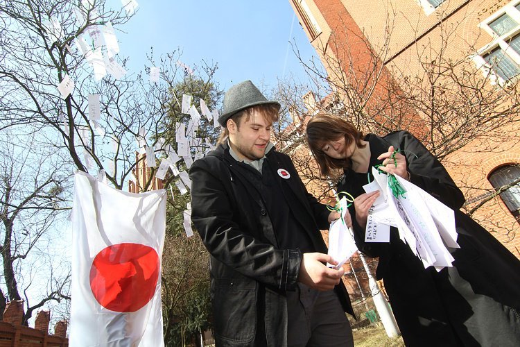 Kwestują dla Japonii i składają żurawie z papieru: 