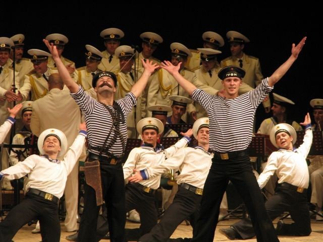 Zespół pieśni i tańca Floty Bałtyckiej na deskach teatru