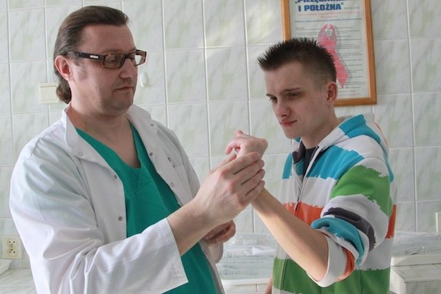 Elbląscy chirurdzy odtworzyli staw palca z chrząstki ucha   