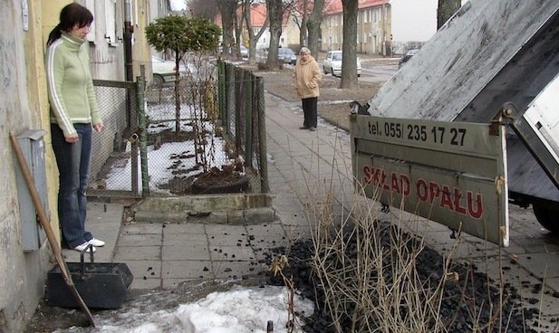 Taszczyła węgiel w wózku, bo nie stać jej było na transport