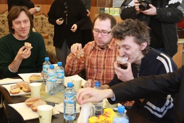 Mistrz w jedzeniu pączków: cztery pączki i jeden kęs w trzy minuty