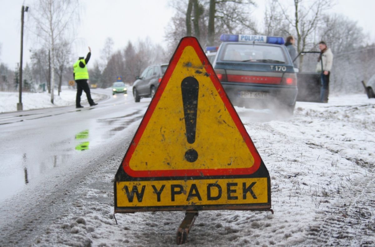 Pijany kierowca ciężarówki wjechał do rowu. 