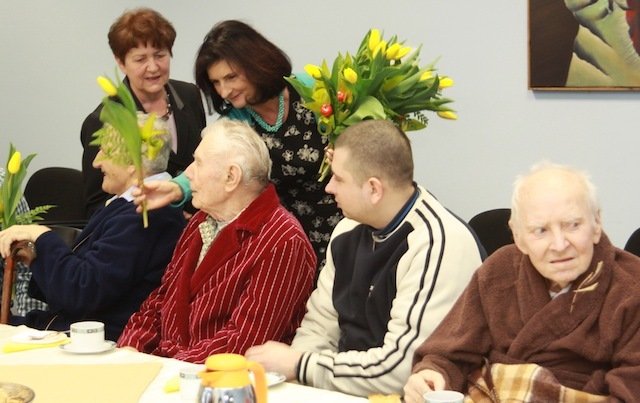 Wiceprezydent Grażyna Kluge odwiedziła chorych w elbląskim hospicjum   