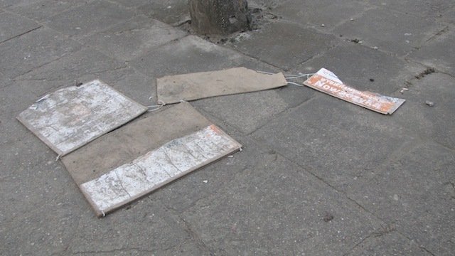 Sponiewierany plakat wyborczy Nowaczyka