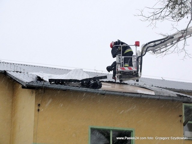 Rogajny: silny wiatr uszkodził dach 