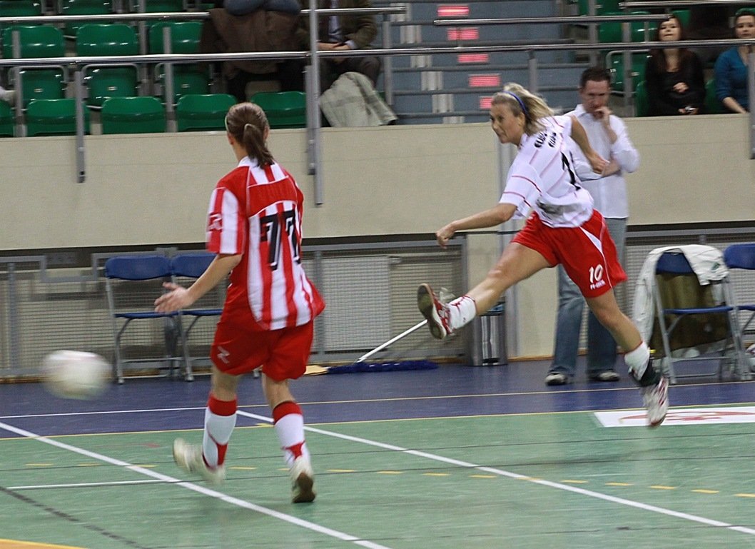 Kobiecy futbol  zawitał do Elbląga. Film, zdjęcia