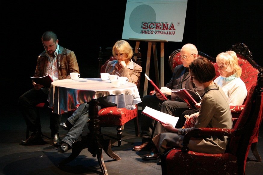Teatr oszczędza, scena przy stoliku znika