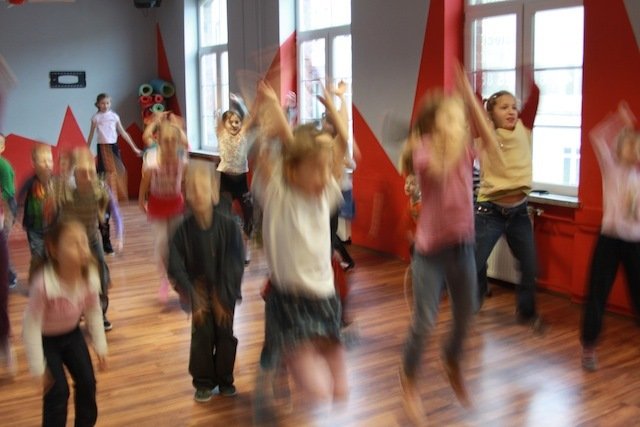 Dzieci z półkolonii tańczą w Cadmansie