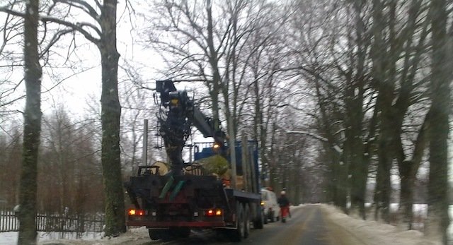 Służby porządkują drogę Zastawno - Zaścianki