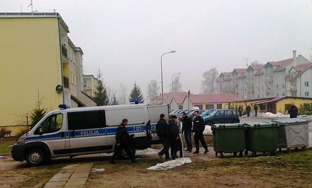 Przed policjantami schował się do łóżka. Nie pomogło