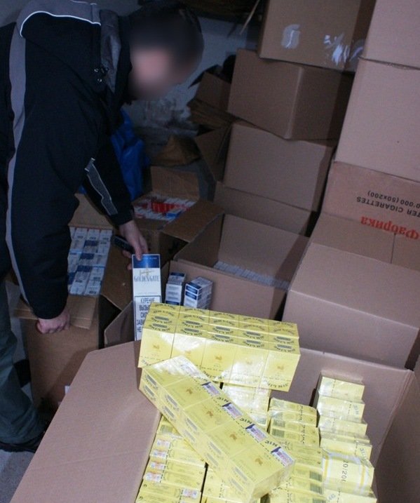 Przewoził 16 tysięcy paczek lewych papierosów