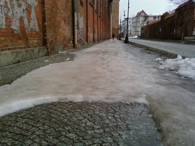 Na Wałowej jest tak ślisko, że można wybić zęby