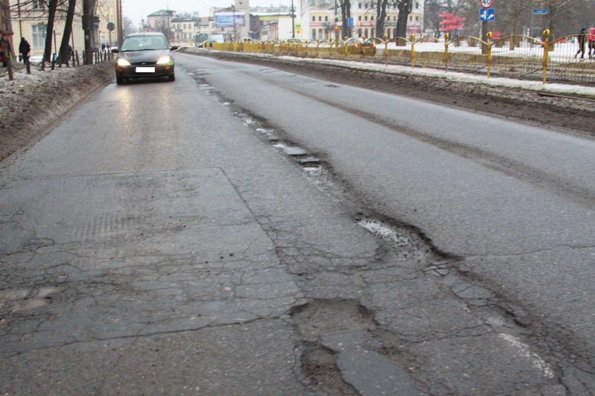 Razem ze śniegiem spłynął asfalt  