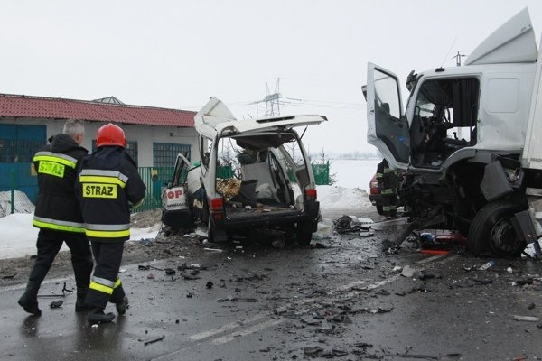 Bus zderzył się z ciężarówką. Kierowca zginął na miejscu