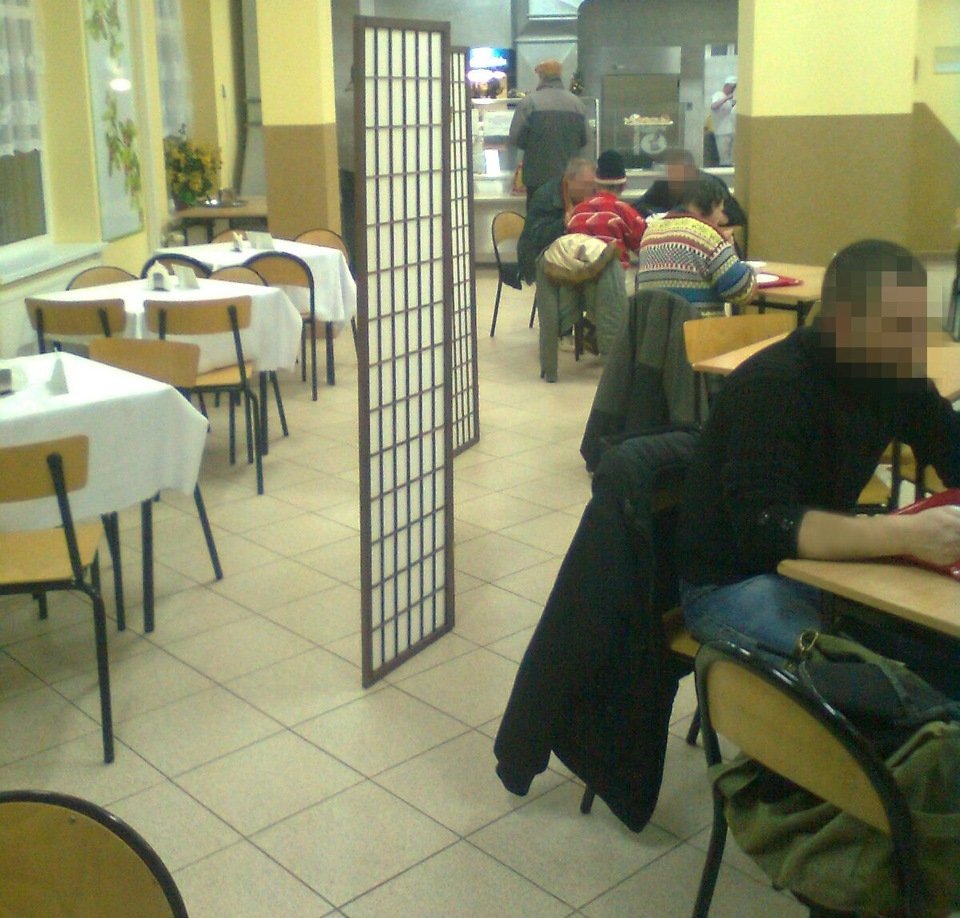 Parawan w stołówce dzieli na biednych i bogatych