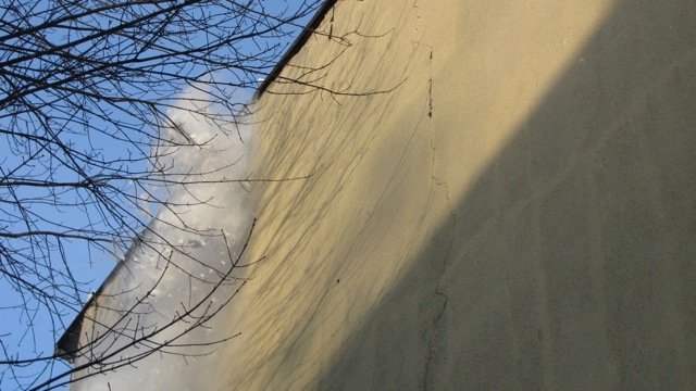 Czytelniczka: przy odśnieżaniu dachów powinni bardziej uważać