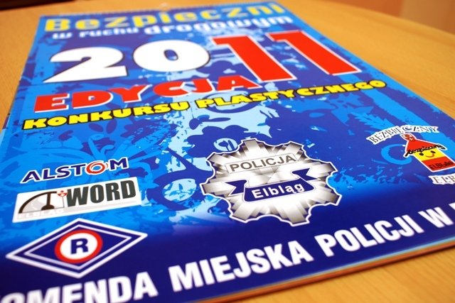 Policyjny kalendarz z rysunkami dzieci  