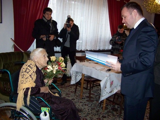 Pani Leokadi nie wypada już śpiewać Sto lat!
