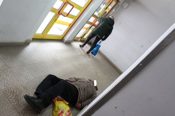 Pijany mężczyzna zasnął w sklepie 