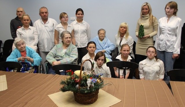 Dzieci podarowały pacjentom hospicjum choinkę nadziei