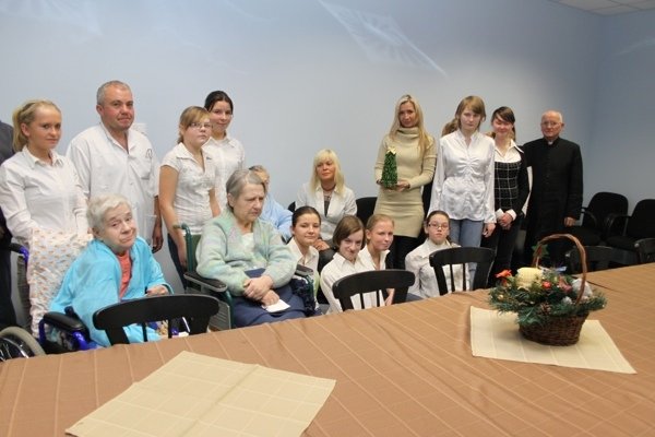 Dzieci podarowały hospicjum choinkę nadziei 