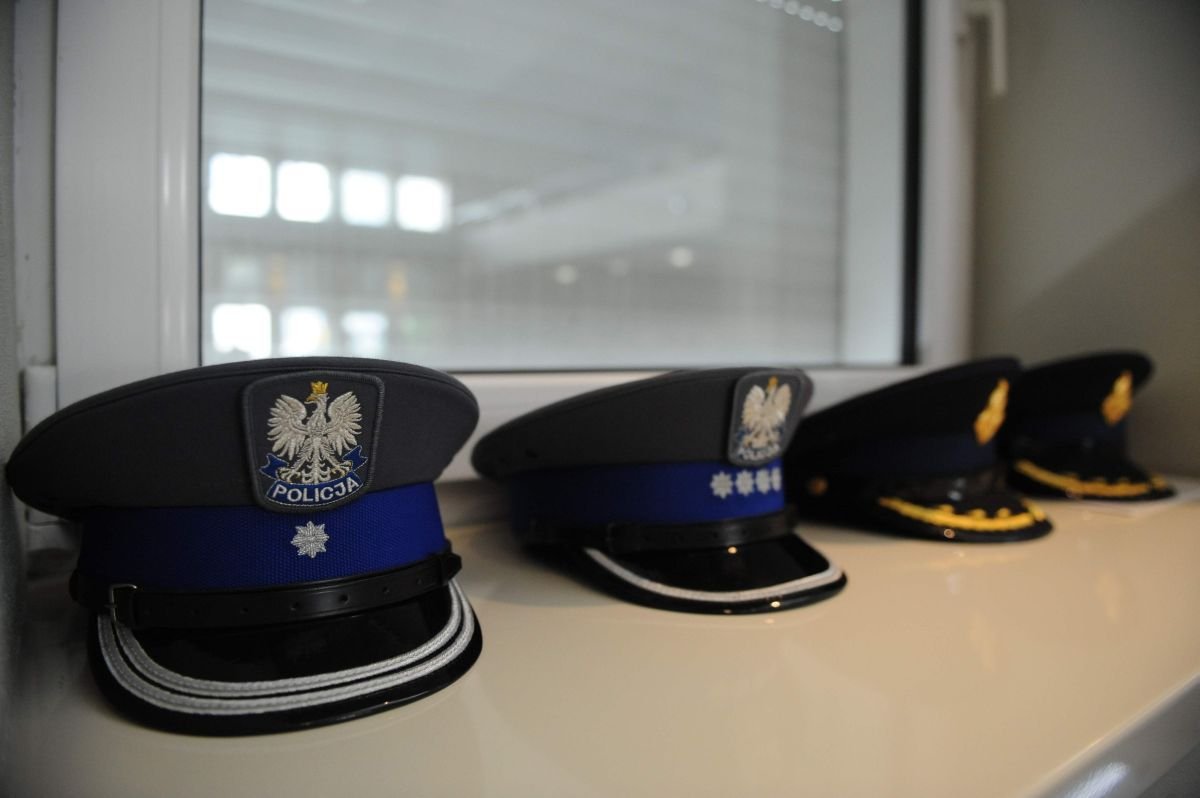 Policjanci zetną włosy, brody i wąsy 
