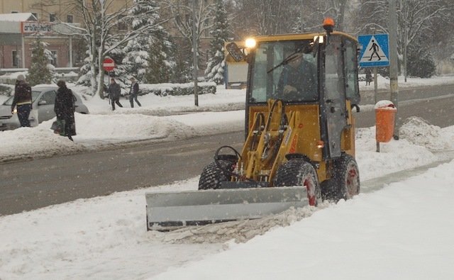 Zima w pełni. Drogowcy odśnieżają, a zaspy rosną  